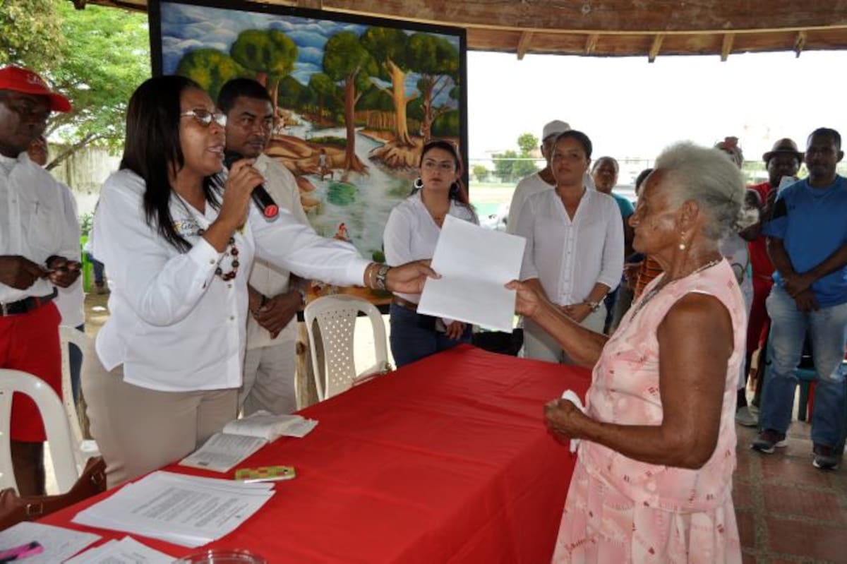 Marta Hernández, directora de Asuntos Étnicos del Distrito, entregó los títulos a los nativos. foto cortesía