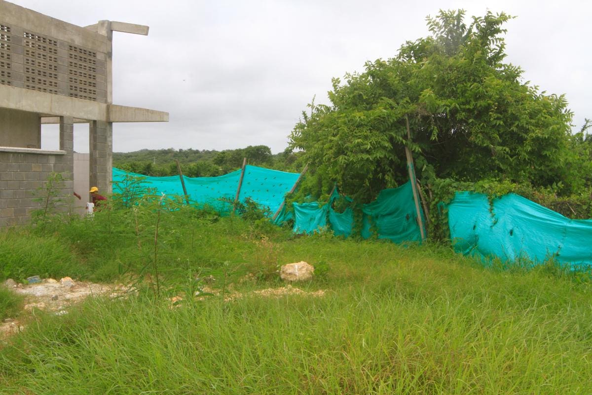 En la IE de Pontezuela siguen esperando que les construyan la pared de cerramiento del plantel. //Julio Castaño - El Universal