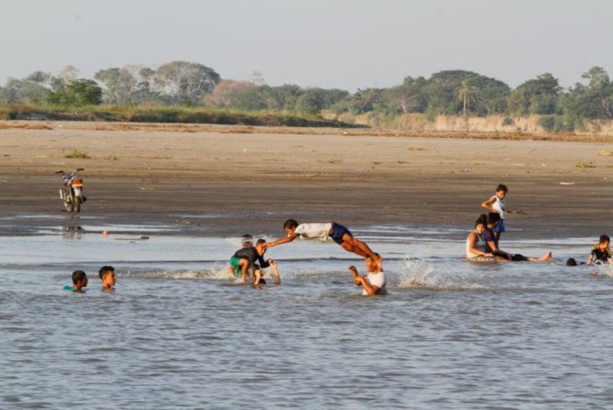 Una parte del brazo del río en Magangué, se ha convertido en una playa, donde niños y adultos se bañan a diario. //JULIO CASTAÑO-EL UNIVERSAL.