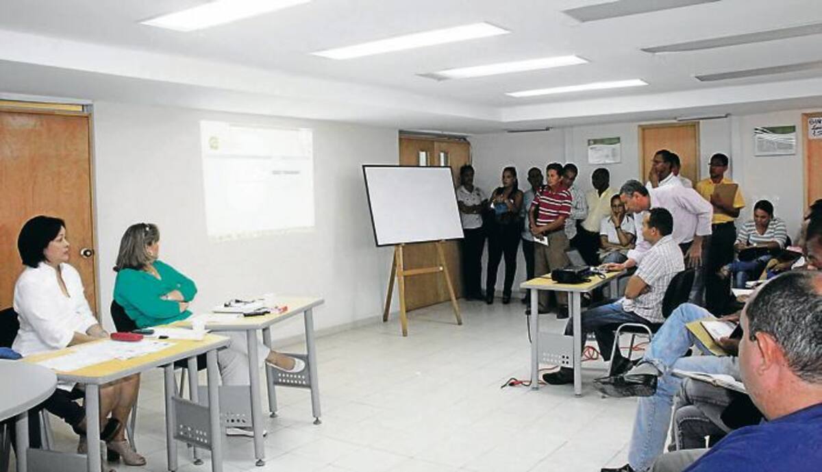 La secretaria de Educación (e), Cecilia Morales y la directora de Cobertura Educativa, Norma Román, se reunieron ayer con los rectores para concretar el inicio de la contratación para este año. Lorena Henriquez Laborde.