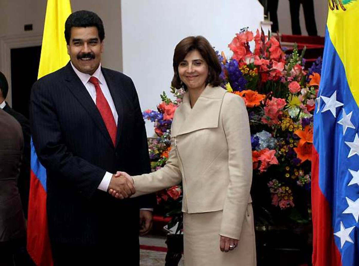 La canciller de Colombia María Ángela Holguín y su homólogo venezolano, Nicolás Maduro, revisaron la agenda bilateral entre ambos países. COLPRENSA