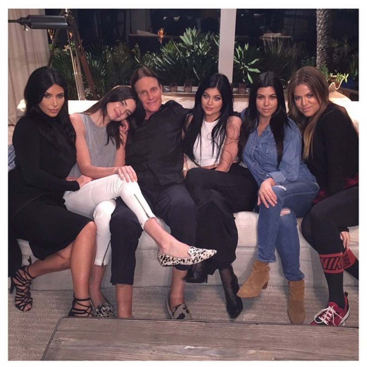 Bruce Jenner, Kim Kardashian y sus hermanas. INSTAGRAM