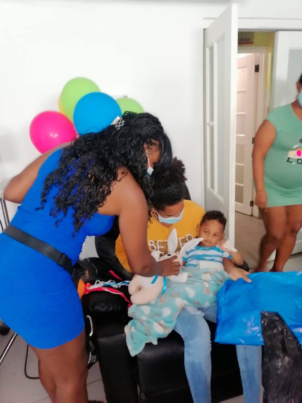 Madre e hijo recibiendo su regalo de Navidad. // Foto: cortesía.