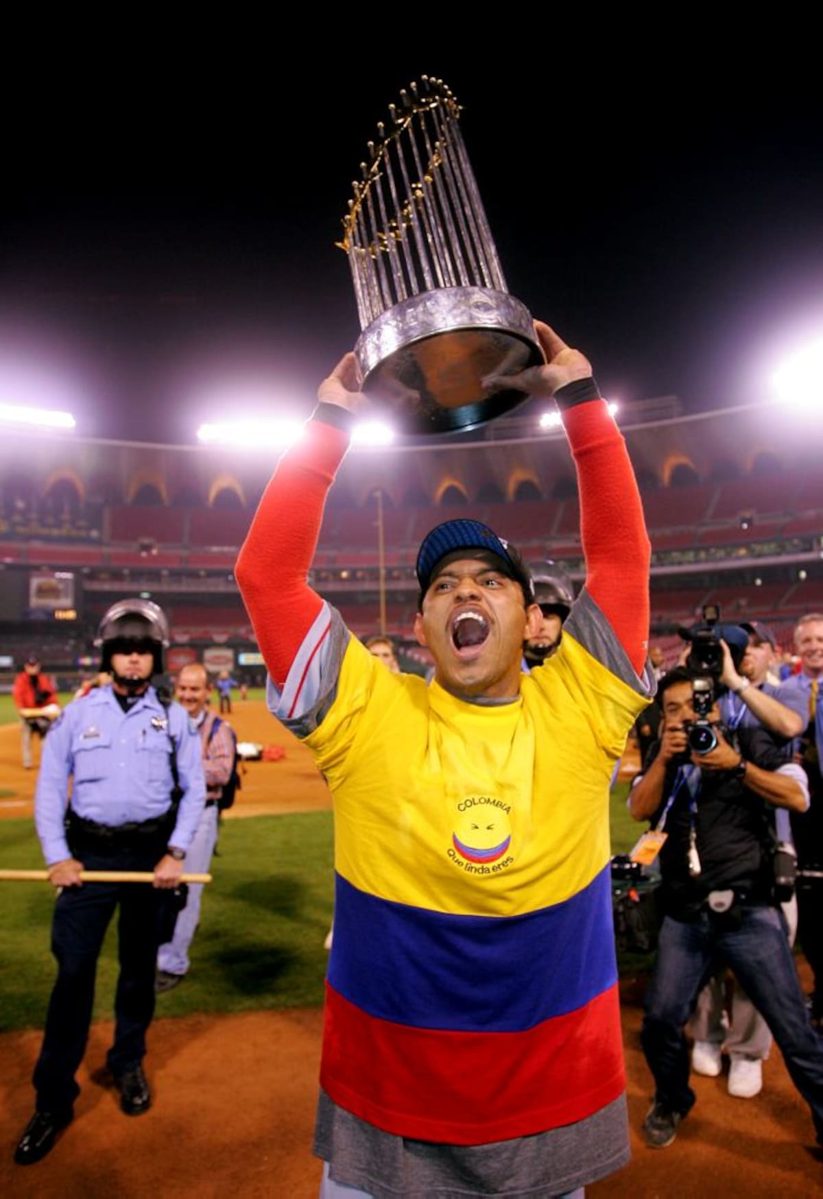 Orlando Cabrera, con el trofeo de campeón de la Serie Mundial de 2004 con los Medias Rojas de Boston. ARCHIVO