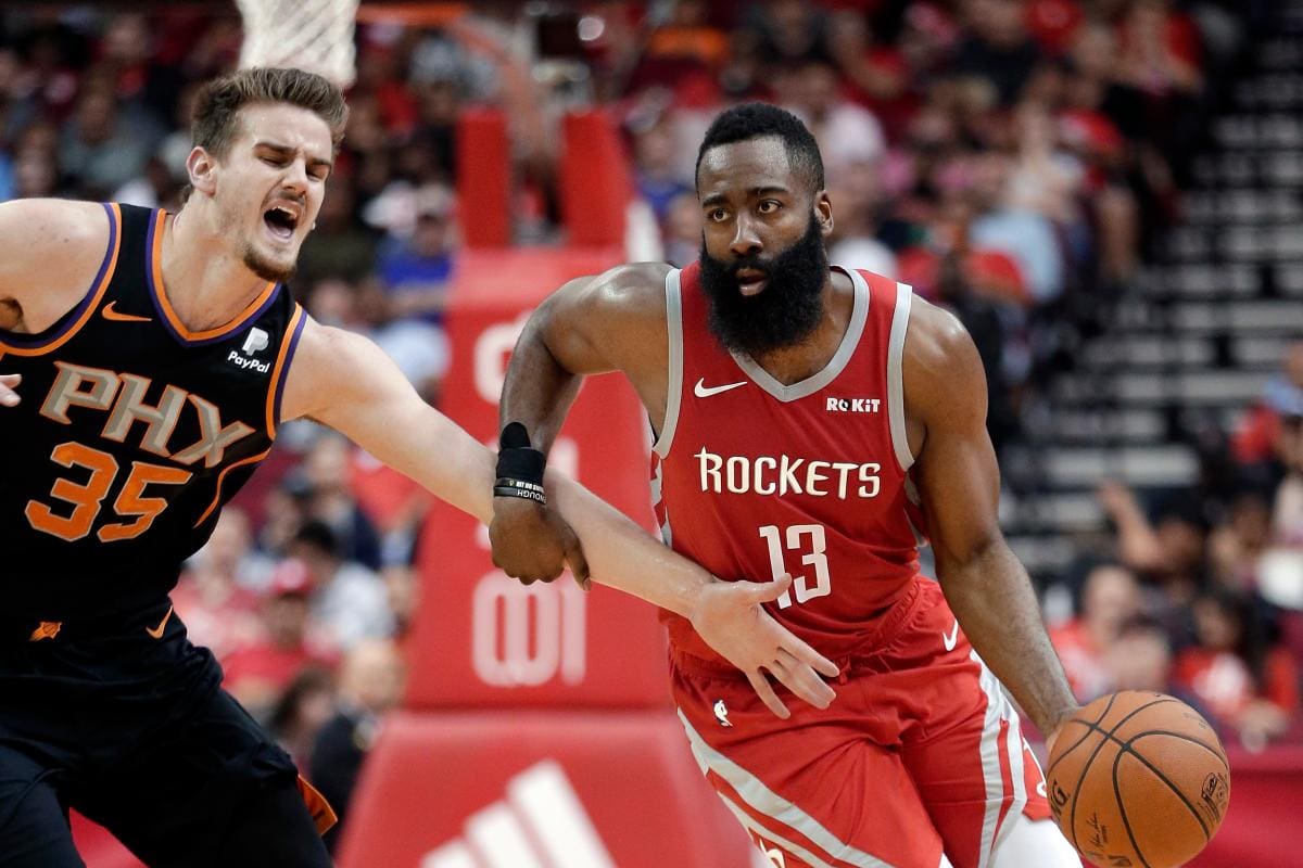 Harden, jugador de baloncesto, colabora con la alimentación en su ciudad