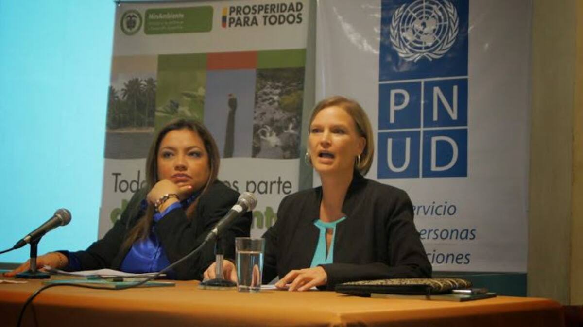 La ministra de Medio Ambiente y Desarrollo Sostenible, Luz Helena Sarmiento y la directora adjunta del Pnud en Colombia, Inka Mattila.