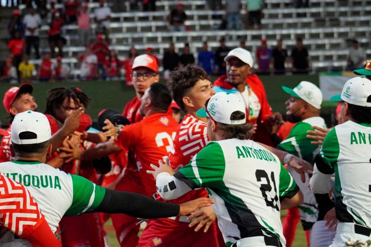 Galería: Así fue la gresca entre los peloteros de Valle y Antioquia