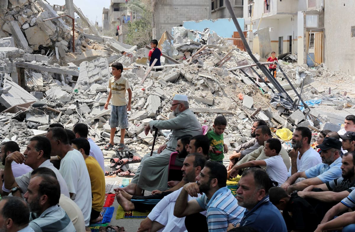 (140815) -- GAZA, agosto 15, 2014 (Xinhua) -- Palestinos participan en las oraciones del viernes sobre los escombros de una mezquita que fue dañada por un ataque aéreo israelí, en la Franja de Gaza, el 15 de agosto de 2014. En la actualidad, Israel y Palestina observan una frágil tercera tregua temporal durante la cual, delegados israelíes y palestinos sostuvieron conversaciones indirectas en El Cairo a través de los mediadores egipcios con el fin de alcanzar un acuerdo permanente de alto al fuego. (Xinhua/Mohammed Asad/APA Images/ZUMA Wire/ZUMAPRESS) (vf) (fnc)