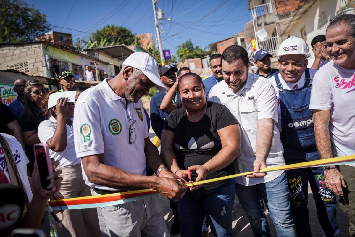 El gobernador de Bolívar, Yamil Arana; junto con la comunidad de la calle Las Delicias en el 9 de Abril, inauguraron la vía tras su pavimentación. // Foto: Cortesía - Gobernación de Bolívar.