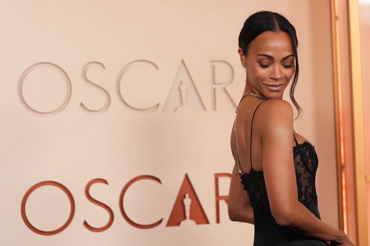 Zoe Saldaña llega a los Oscar el domingo 15 de marzo de 2026 en el Teatro Dolby de Los Ángeles. (Foto AP/Gregory Bull)