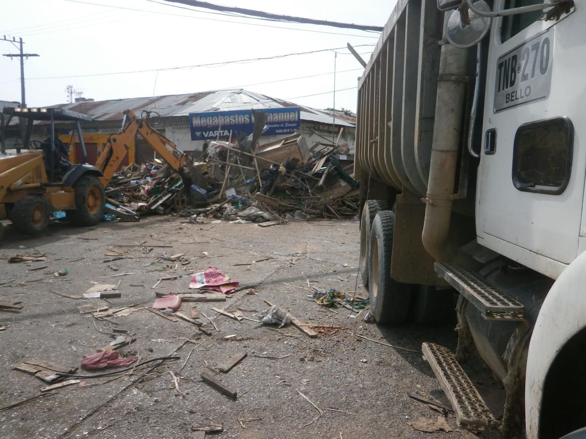 Desalojo en la central de abastos de Montería. EL UNIVERSAL