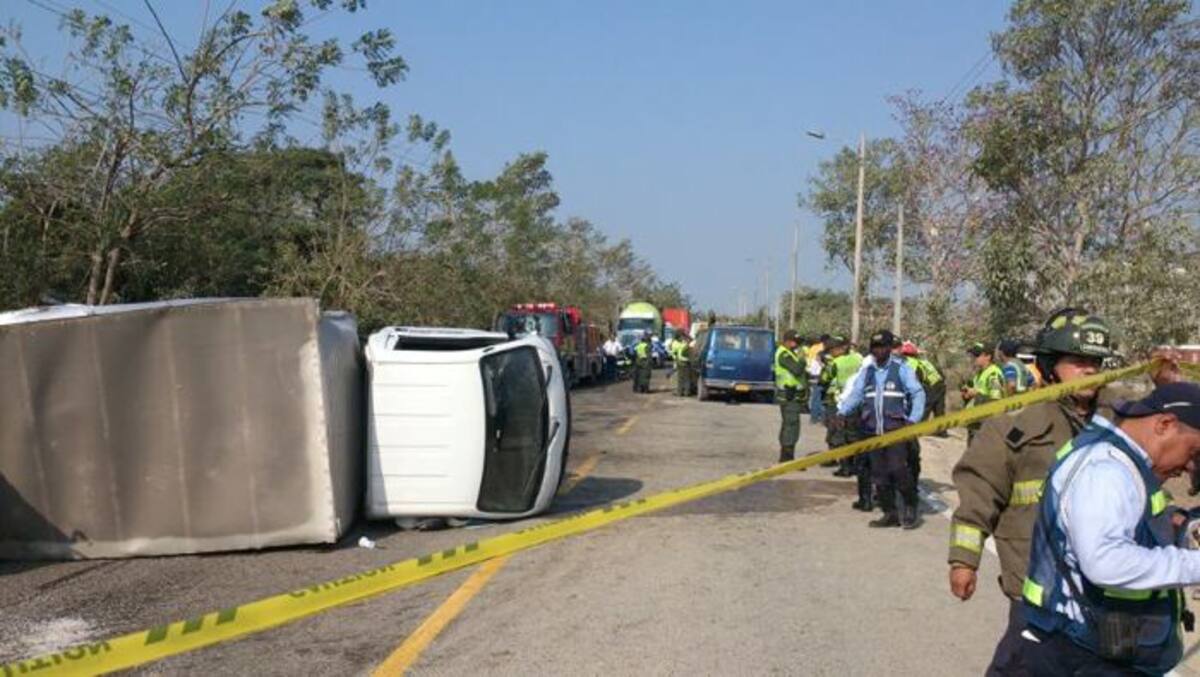 Cerca de la empresa Abocol, dos vehículos resultaron implicados en el accidente de tránsito que dejó 3 heridos y el volcamiento de ambos automotores. Victor Mora