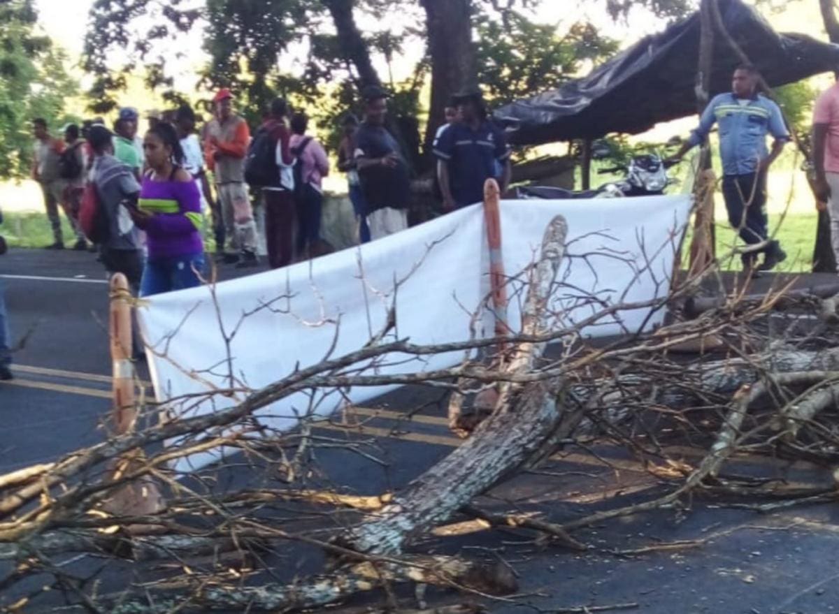 Conductores y habitantes piden solución a las entidades competentes. // Cortesía