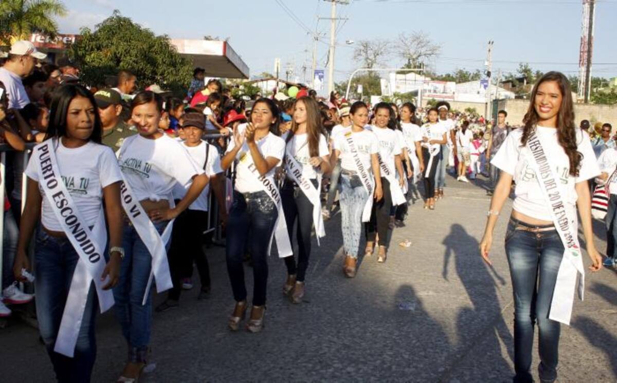 Las candidatas al Reinado Popular durante el recorrido por la avenida Luis Carlos Galán. MANUEL SANTIAGO PÉREZ / ELUNIVERSAL