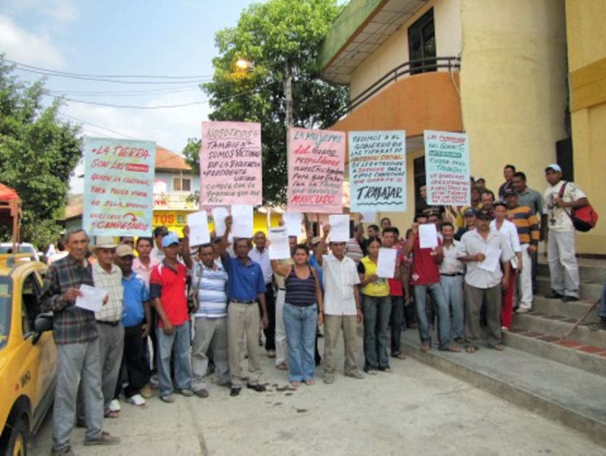 Más de un centenar de campesinos víctimas de la violencia paramilitar protestaron porque Acción Social pide que desocupen los terrenos que Mancuso entregó en El Guamo para la repación de víctimas.
