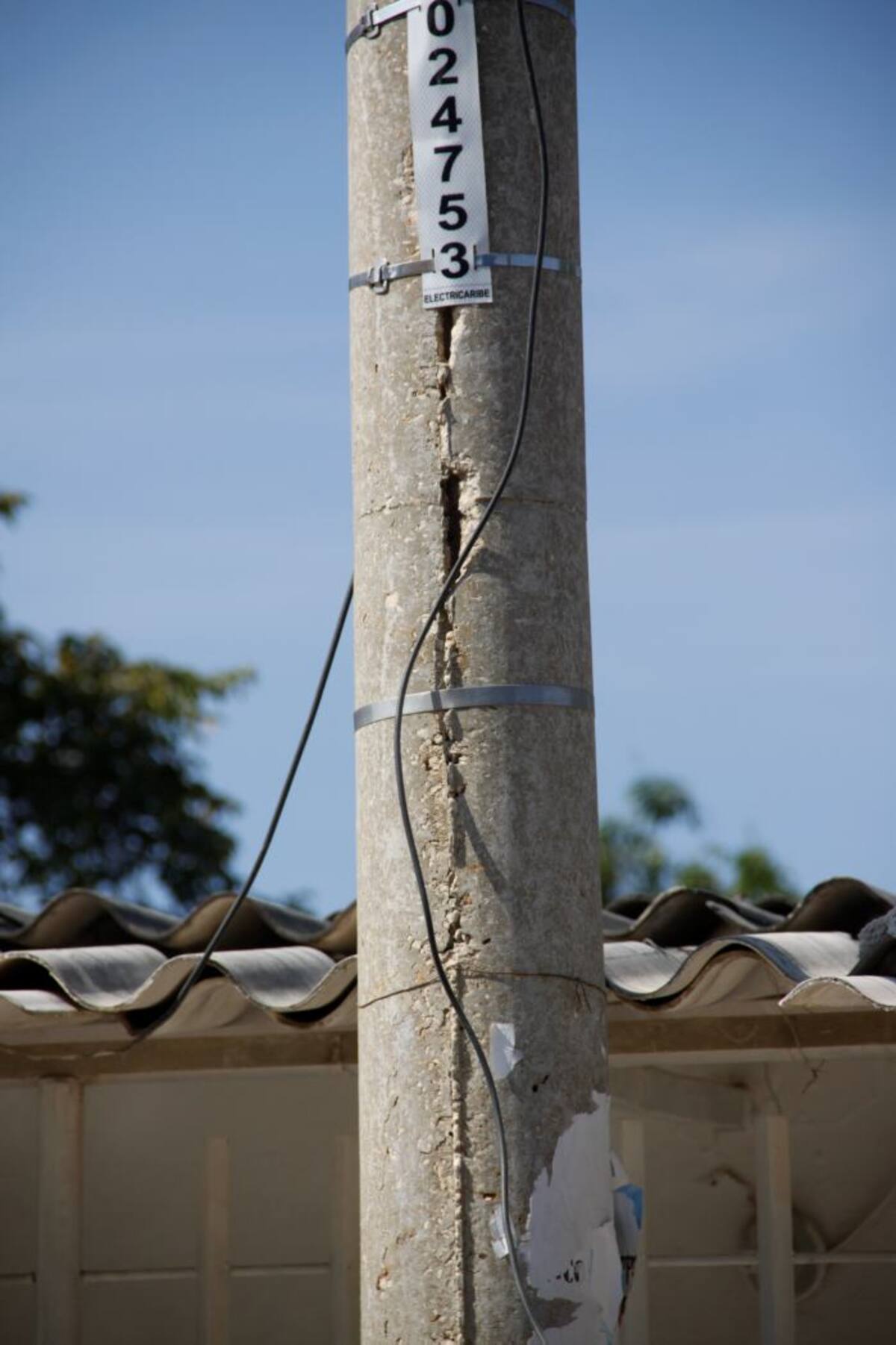Los residentes de la calle Primera de Las Flores, en Ceballos, temen que el poste rajado caiga al suelo en cualquier momento. Lorena Henríquez Laborde
