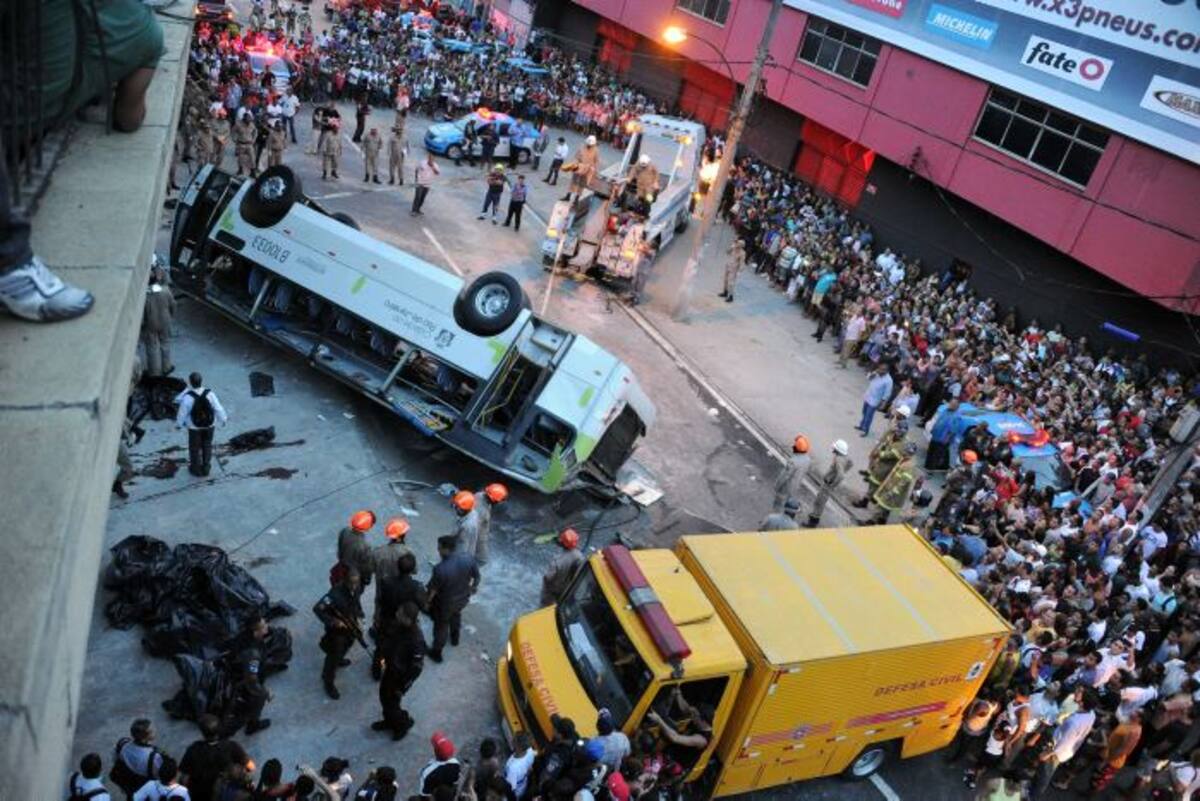 El autobús cayó de una altura considerable a la Avenida Brasil, una de las principales vías de acceso a la turística ciudad, y quedó boca abajo, según podía verse en imágenes aéreas. AFP VANDERLEI ALMEIDA