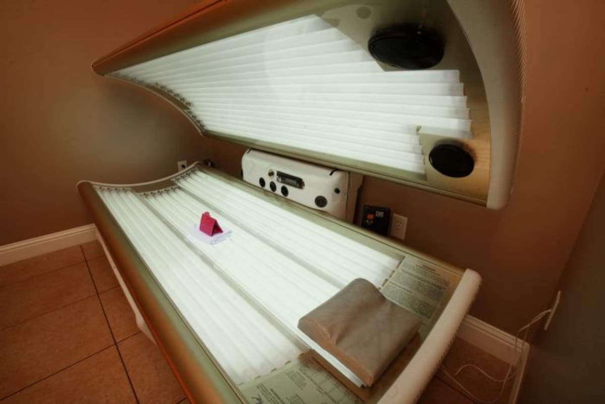 La FDA analiza poner aviso de cáncer en camas de bronceado. AP