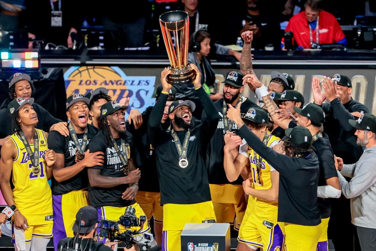 Los Lakers son los primeros campeones de la Copa NBA: Davis, la gran figura