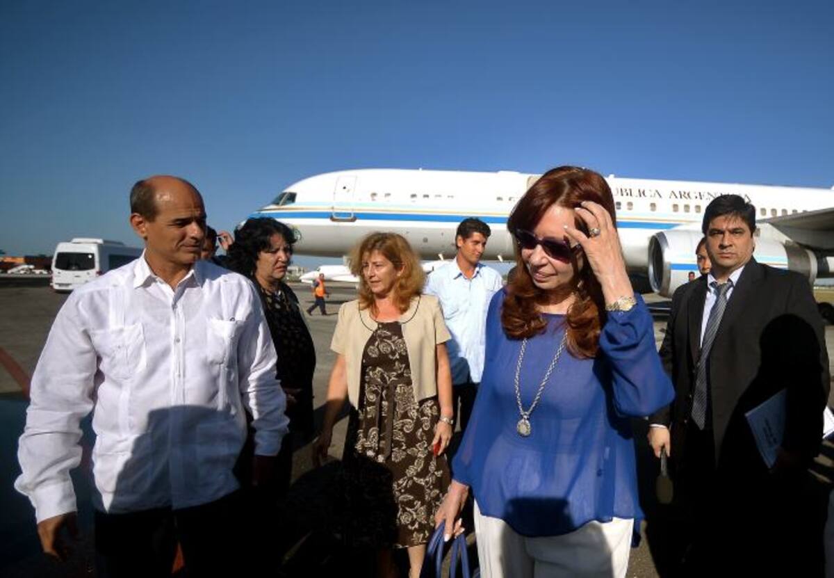 El avión de la mandataria argentina aterrizó en el aeropuerto internacional de la capital cubana, donde fue recibida por funcionarios locales y diplomáticos argentinos, observaron periodistas de la AFP. AFP FILIPPO MONTEFORTE