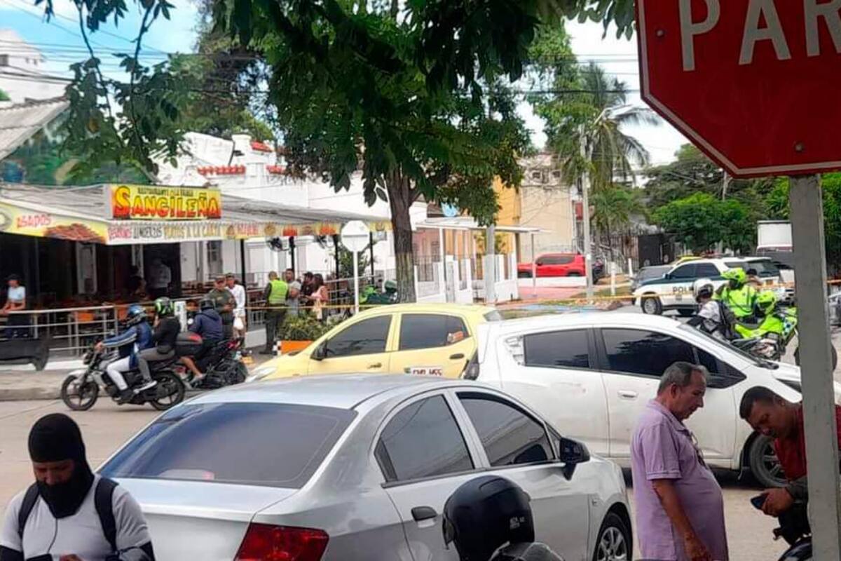 Hombre es atacado por sicario mientras almorzaba en un restaurante