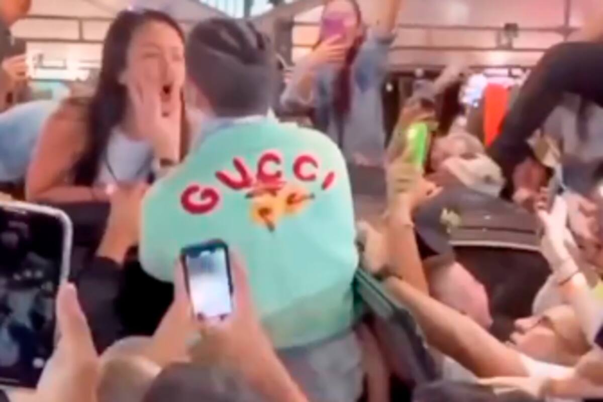 Video: Bad Bunny besa a fan que se subió al techo de su camioneta en Medellín