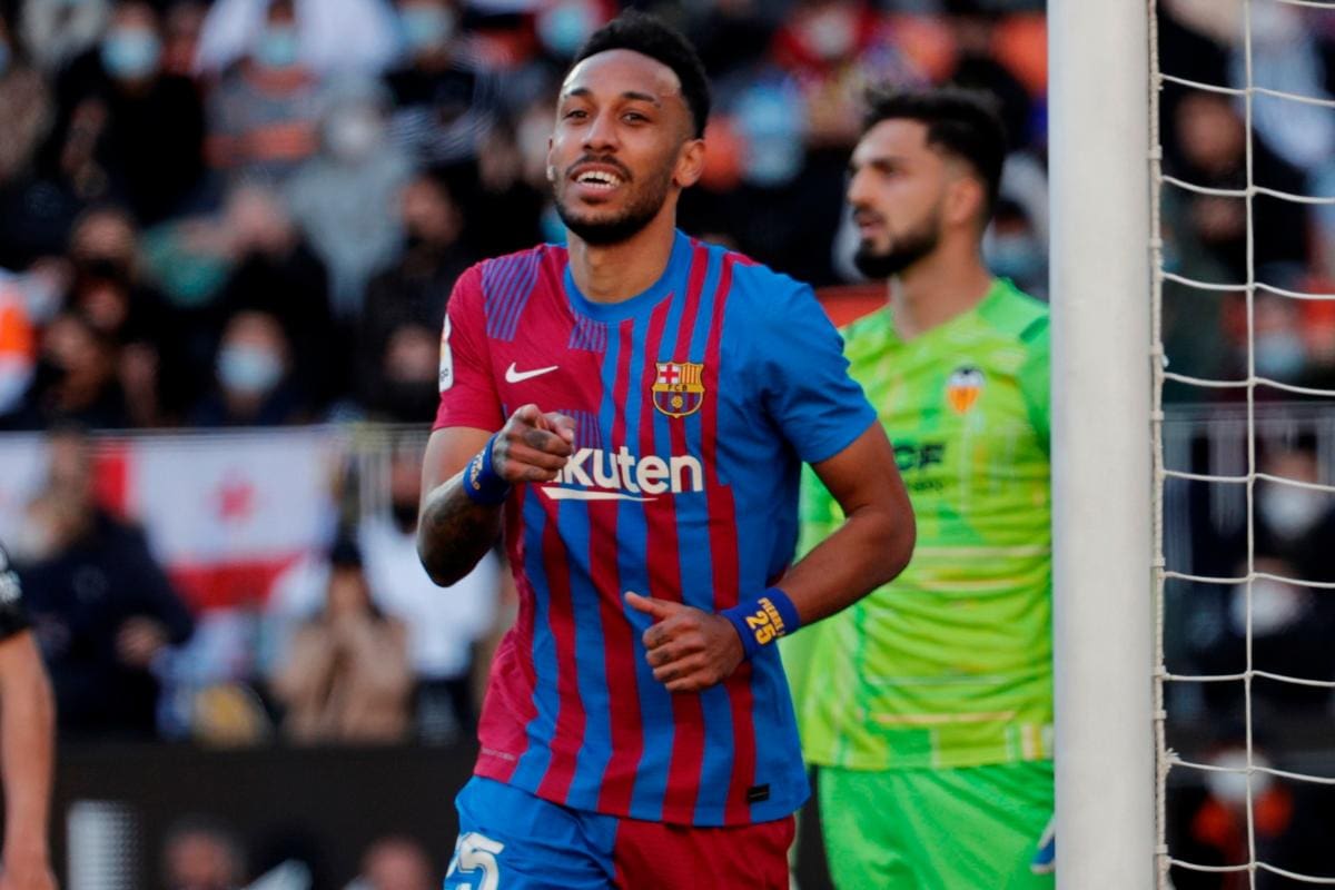 Barcelona golea al Valencia, Sevilla se rezaga en la Liga de España