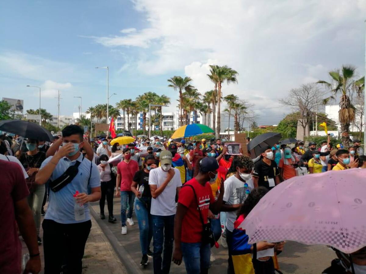 Marcha pasa por el parque de la María Mulata, en Bocagrande. //ÓSCAR DÍAZ ACOSTA-EL UNIVERSAL