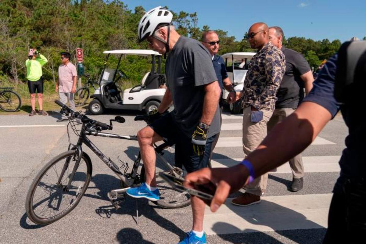 Biden se cae de la bicicleta durante un paseo por la playa