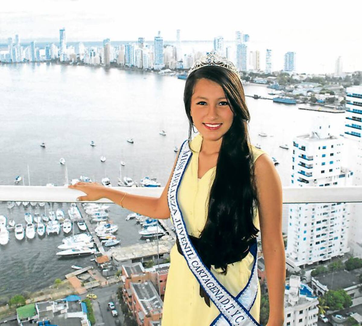 Juana Carolina vive en Manga con sus padres y hermanos.