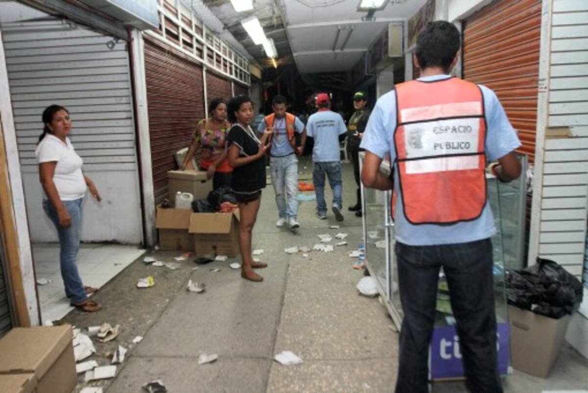 Esta imagen tomada la noche del lunes por El Universal muestra el momento en que algunos dueños de negocios informales sacan las mercancías de sus locales, los cuales fueron desmontados por brigadistas del Distrito. AROLDO MESTRE - EL UNIVERSAL