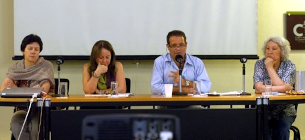 Patricia Buriticá, Ana Teresa Bernal y María Tila Uribe, durante el segundo conversatorio en el CFCE. El moderador fue el periodista Tadeo Martínez