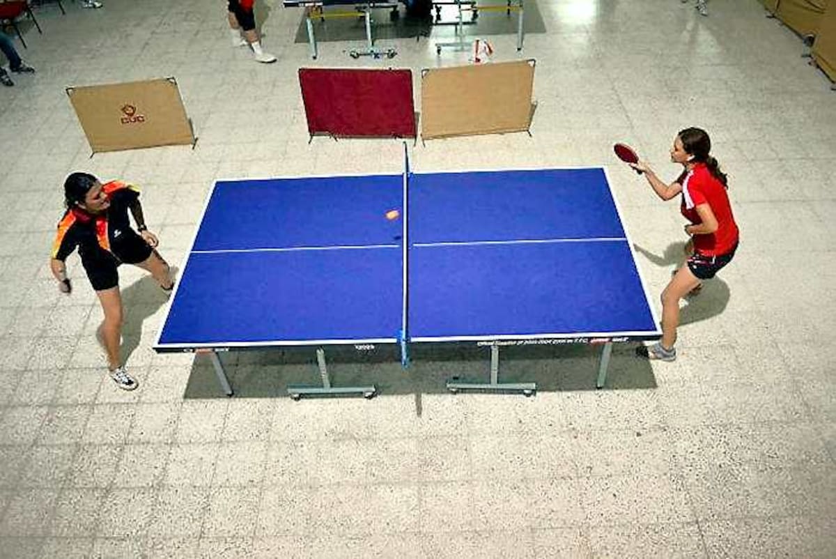 Loriam Argumedo Dau, (izquierda en la foto) en una de sus competencias del Torneo de Tenis.