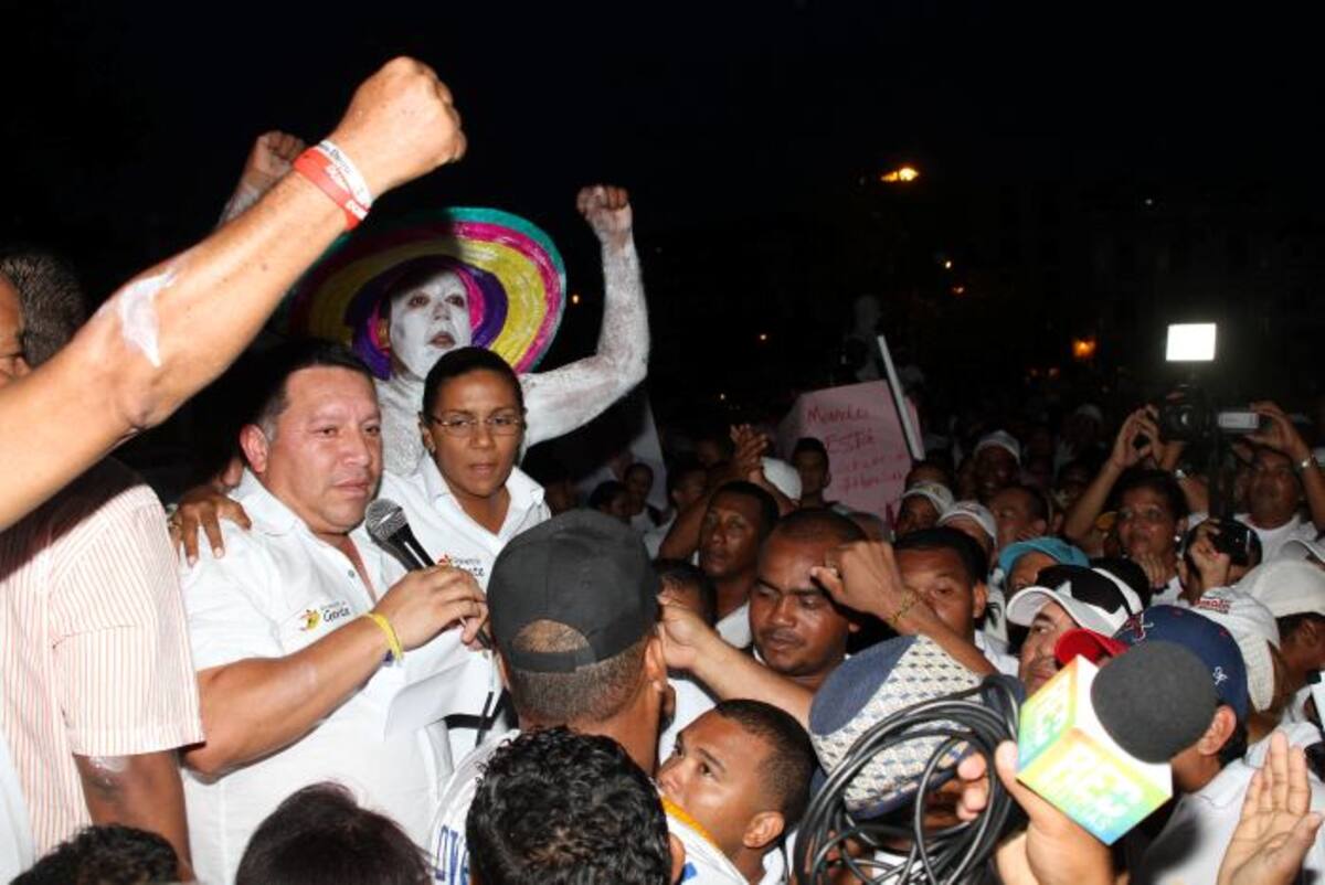 Una vez se conocieron los resultados, Manolo fue ovacionado por vecinos y seguidores en el barrio Blas de Lezo. EL UNIVERSAL