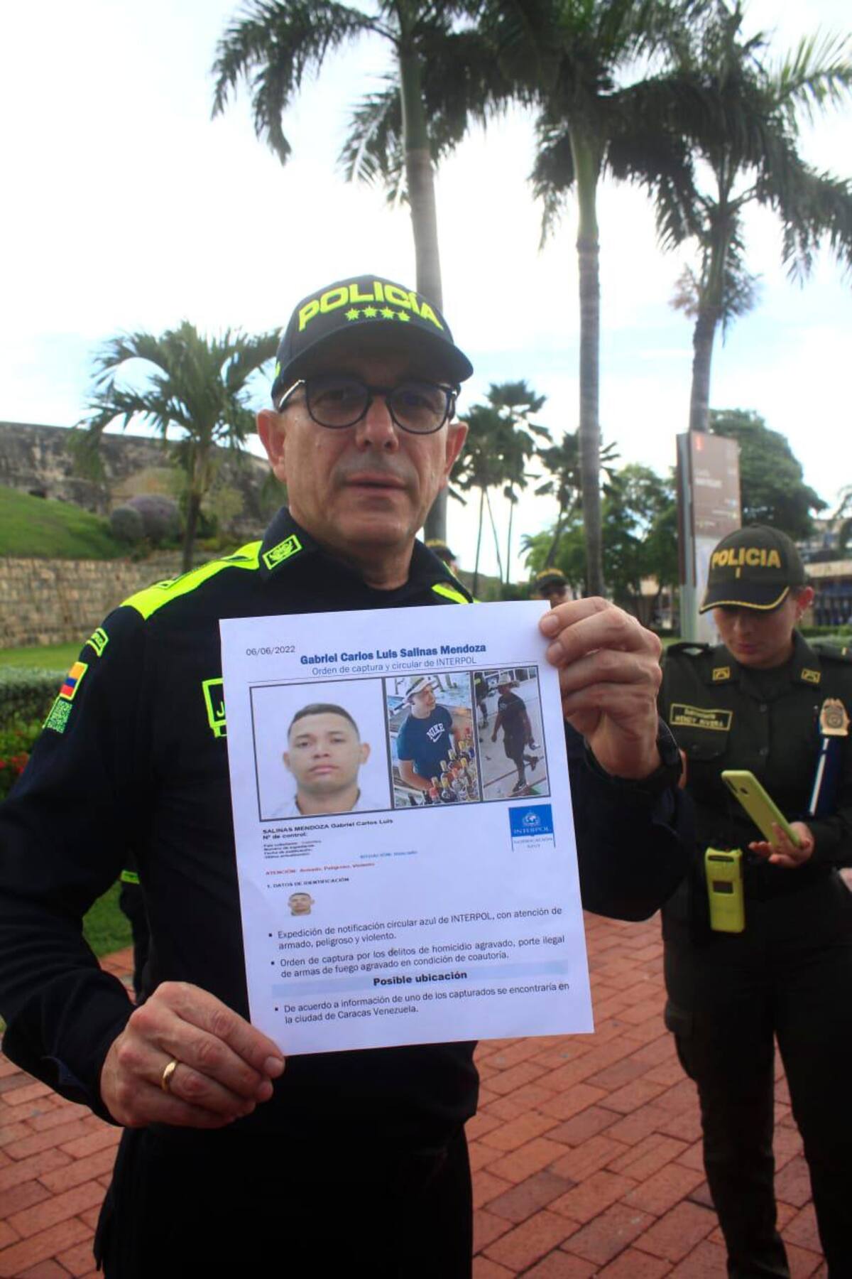 El director de la Policía, general Jorge Luis Vargas Valencia, con la foto del sexto involucrado en el asesinato del fiscal Pecci, y quien está huyendo. //JULIO CASTAÑO BELTRÁN //EL UNIVERSAL.