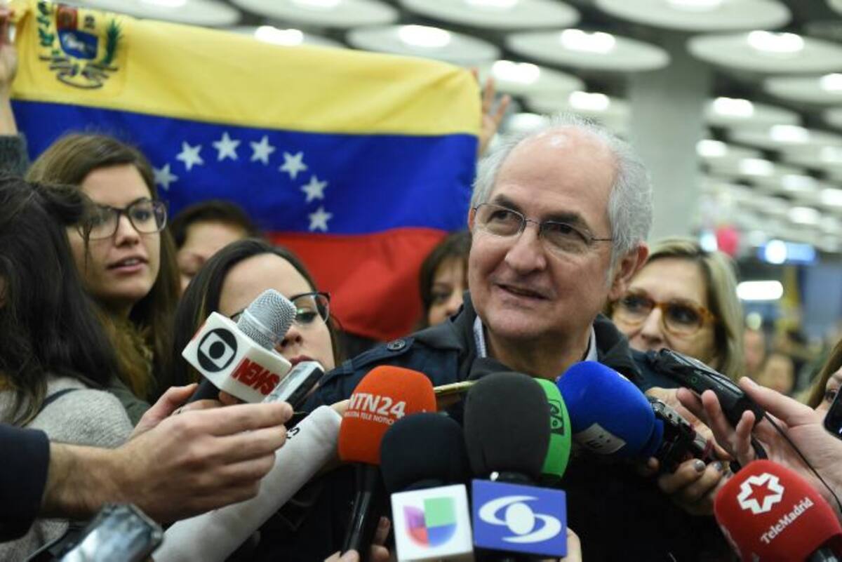 En el aeropuerto madrileño lo esperaban su esposa Mitzy Capriles y sus dos hijas, junto a decenas de venezolanos y simpatizantes de la oposición al régimen de Maduro. EFE