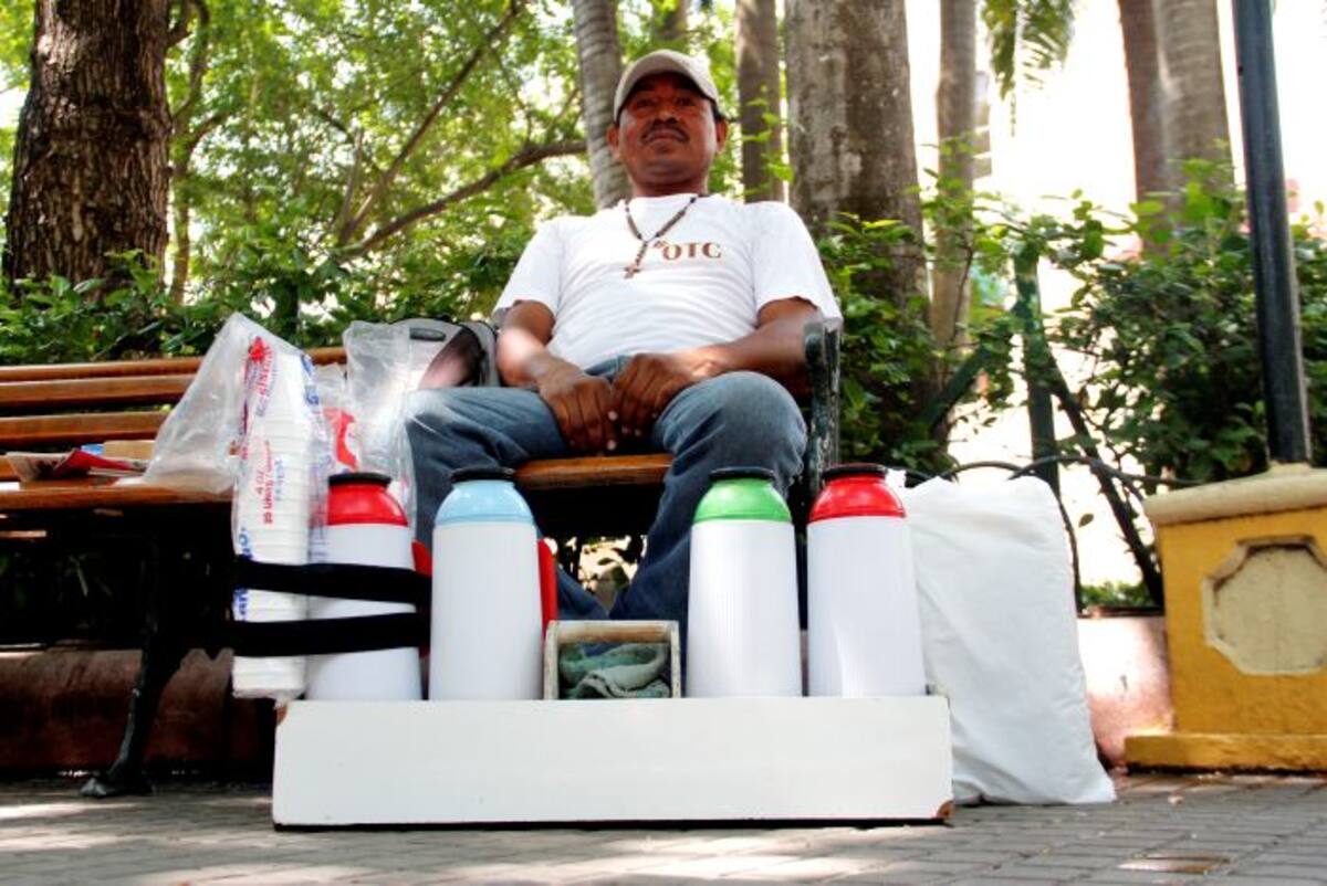 Carlos Mendoza tiene al Parque Bolívar como el lugar donde encuentra a la mayoría de su clientela. ELUNIVERSAL.COM.CO