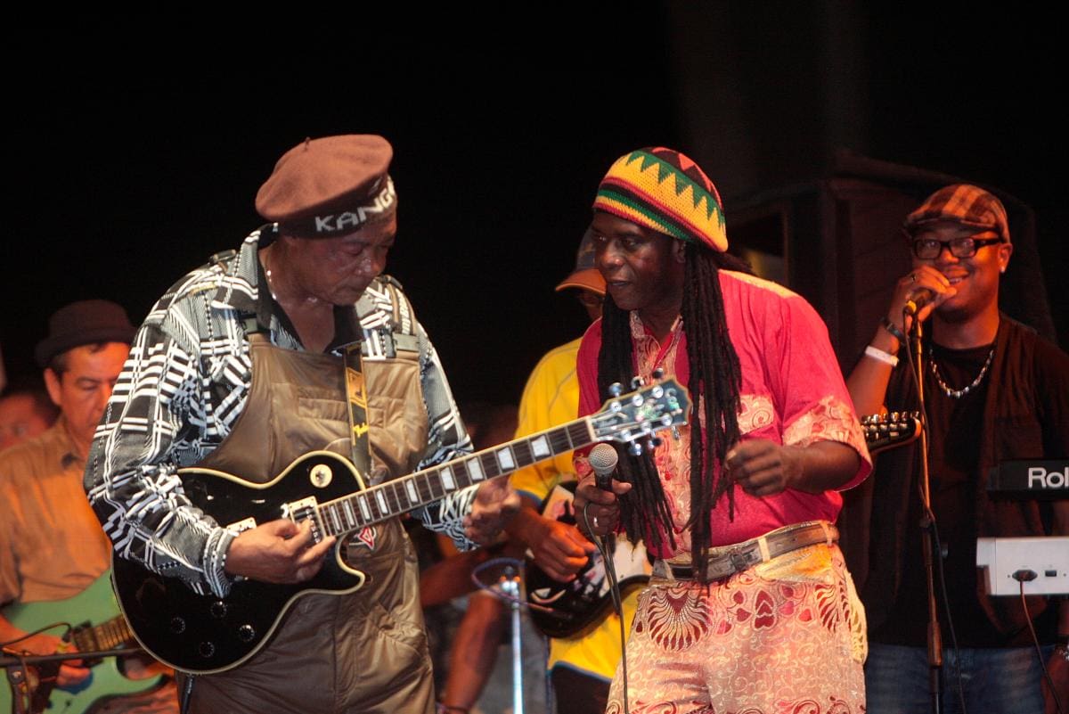 Viviano Torres, pionero de la champeta, con el cogoleño Lokassa ya M’bongo, ‘Reyl del Soukus’, en Palenque.//Foto: Óscar Díaz - El Universal.