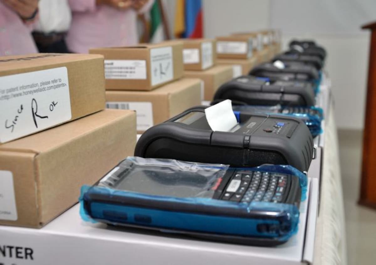 Fernández Quessep hizo entrega de las herramientas tecnológicas al personal operativo de la Secretaría de Tránsito de Sincelejo. EL UNIVERSAL