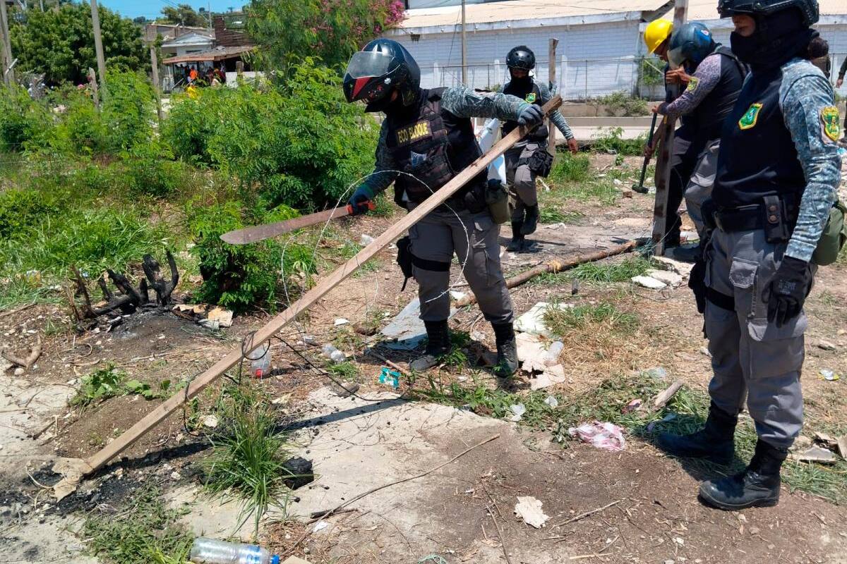 Encuentran bombas incendiarias en invasión Gustavo Petro