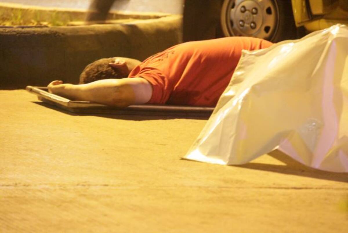 El taxista fue baleado a la altura del pulmón derecho en un presunto atraco y trató de pedir ayuda a la policía. Nayib Gaviria Amador
