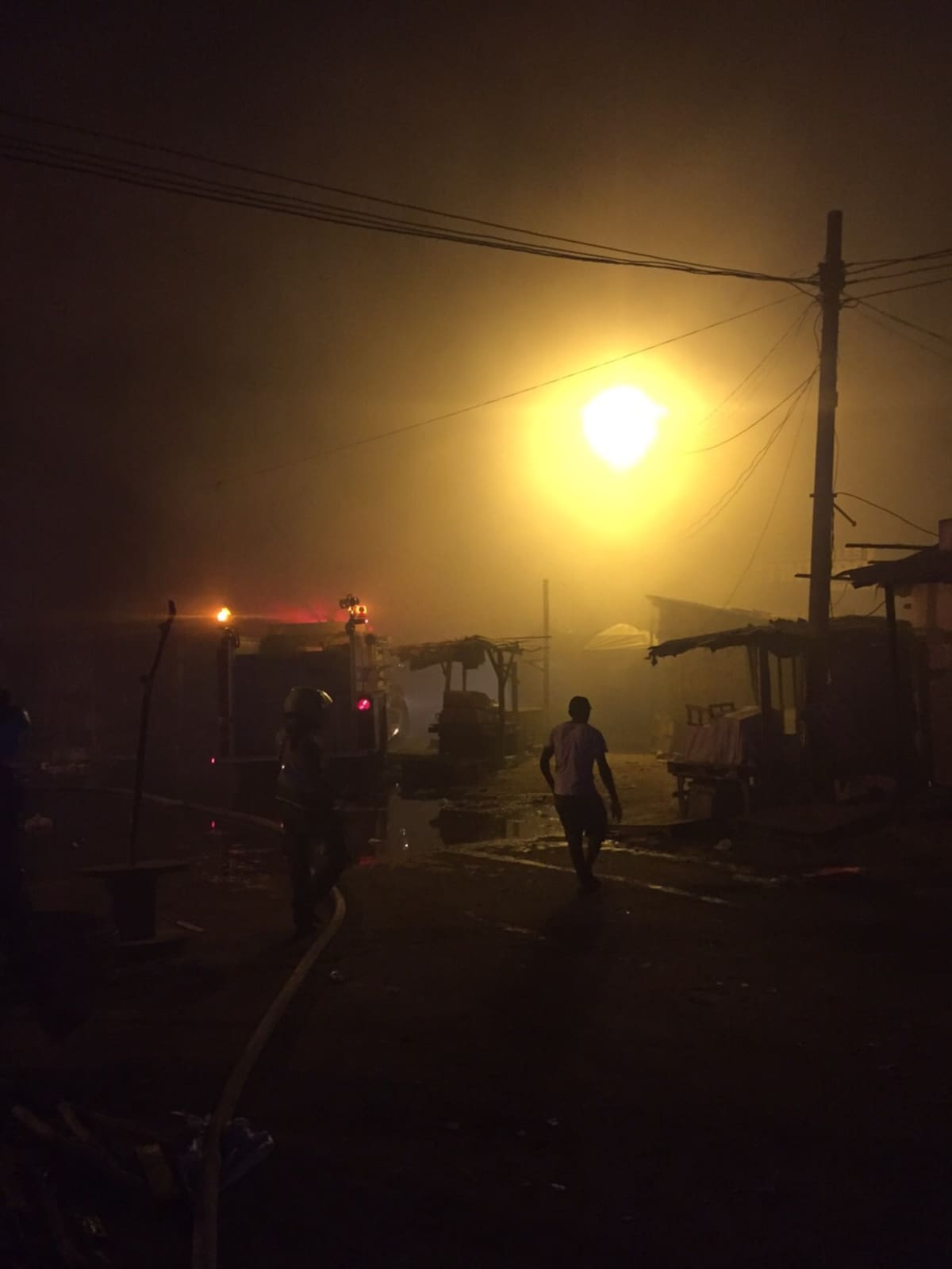 Un incendio de considerable magnitud arrasó con varios negocios en Bazurto. Cortesía Caracol Radio.