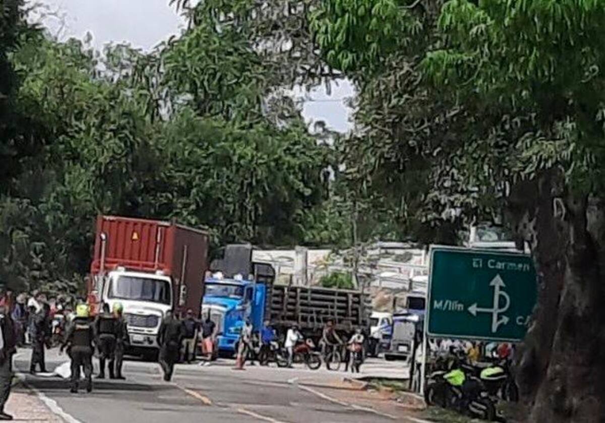 El atentado en El Carmen dejó un policía muerto y dos heridos, entre ellos un civil.