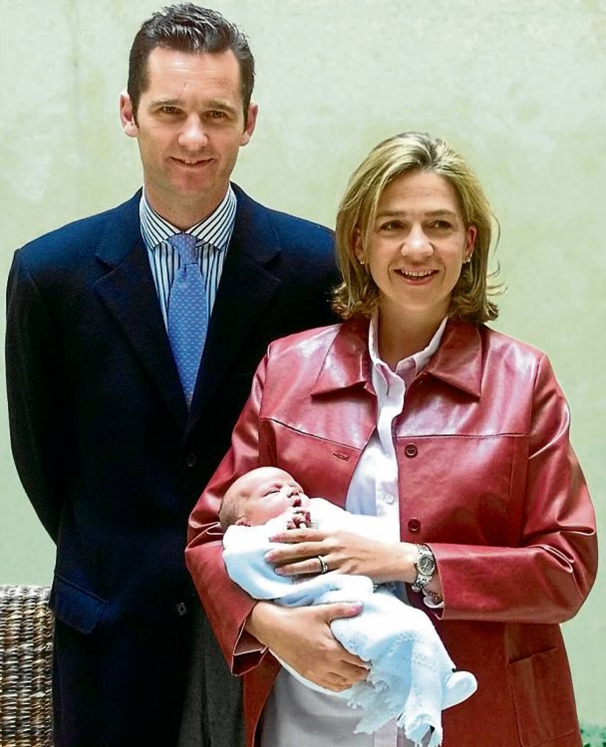 La princesa Cristina aparece con su pequeño hijo en compañía de su esposo Iñaki Urdangarin. Foto tomada en mayo de 2002.