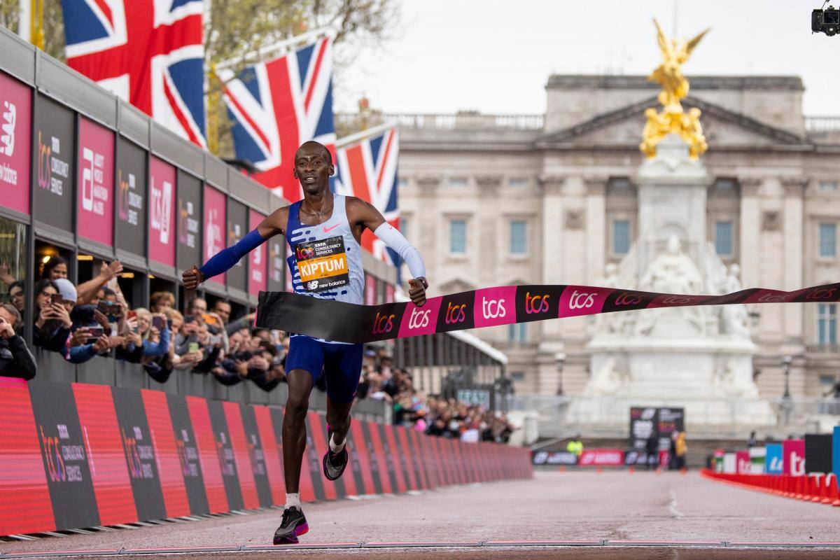 Papá de Kelvin Kiptum pide que investiguen la muerte de su hijo