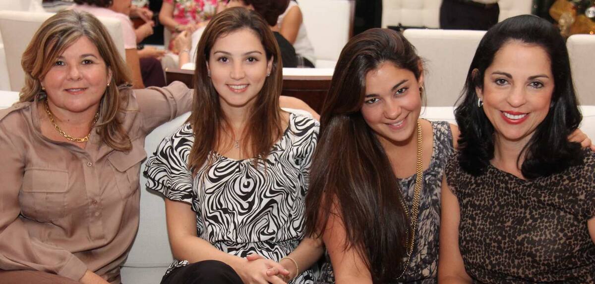 Jaqueline Vergara; la novia María Margarita Emiliani; Laura Gómez y Karla Vélez.