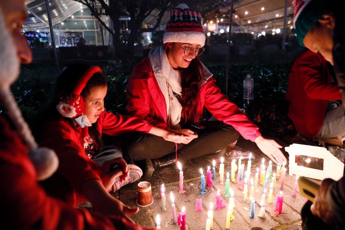 Fotos: Plaza de Bolívar en Bogotá se ilumina con la tradicional noche de velitas