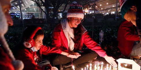 Fotos: Plaza de Bolívar en Bogotá se ilumina con la tradicional noche de velitas