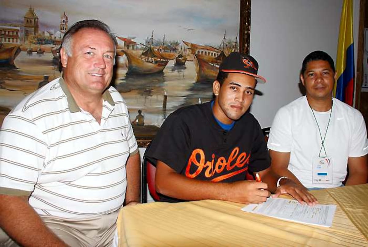 Yeizer Marrugo al momento de la firma para vincularse con los Orioles de Baltimore. Con él los representantes de Baltimore Dave Stoctkstill y Jorge Franco. Zenia Valdelamar-El Universal