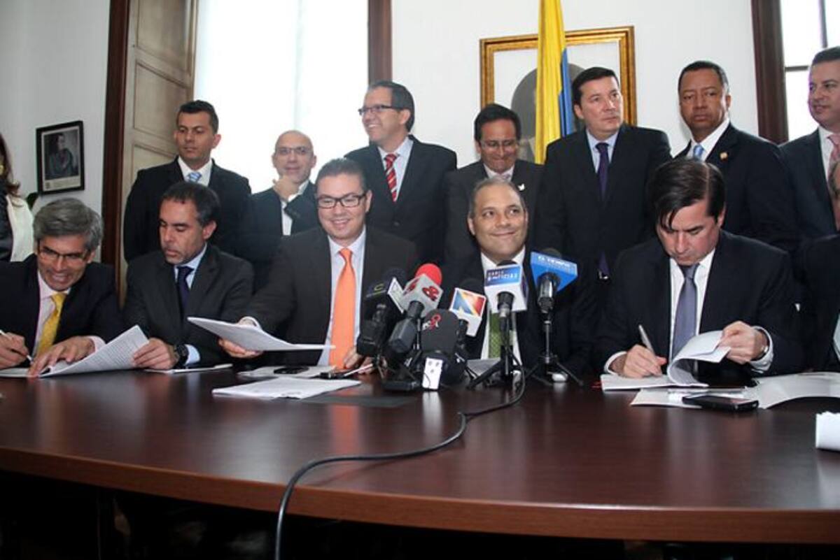 El ministro del Interior, Juan Fernando Cristo, radicó el proyecto de reforma al Estado. COLPRENSA